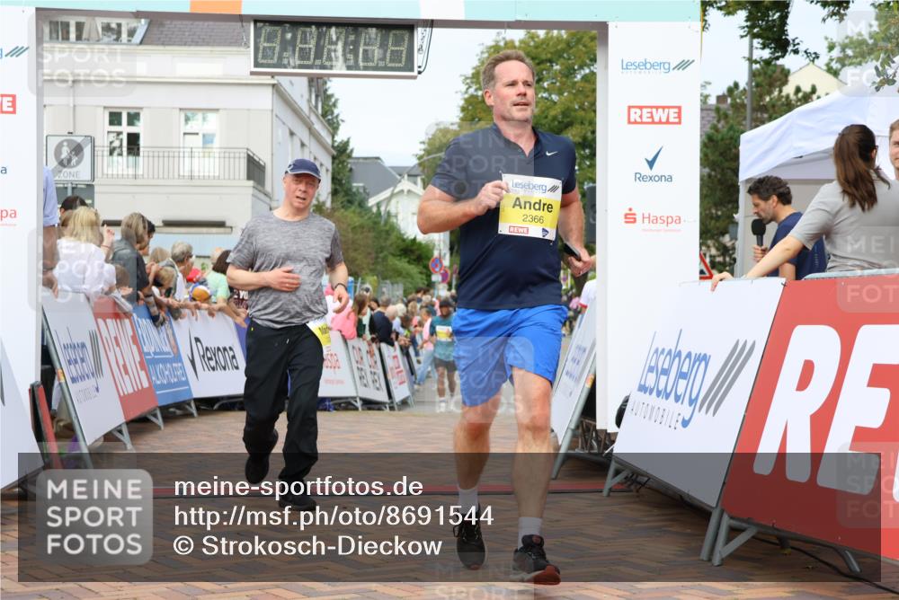 31.08.2025 - 21. Blankeneser Heldenlauf Strokosch-Dieckow http://msf.ph/oto/8691544 31.08.2025 10:25:42 Ziel 2410, 2742, 2366, 2235, 2726 meine-sportfotos.de