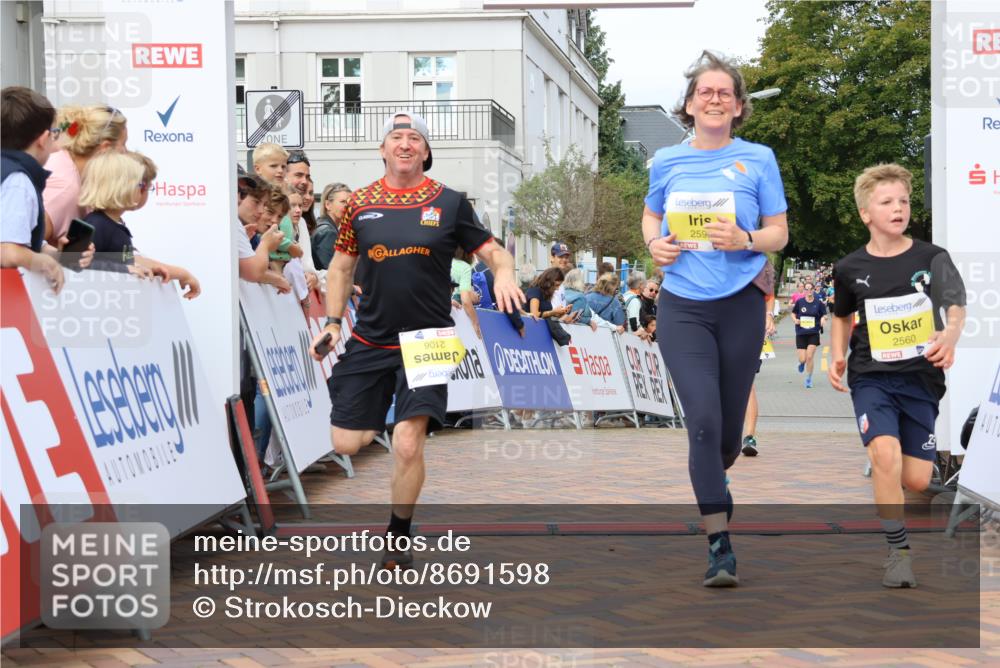31.08.2025 - 21. Blankeneser Heldenlauf Strokosch-Dieckow http://msf.ph/oto/8691598 31.08.2025 10:30:37 Ziel 2560, 2106, 2599, 2102 meine-sportfotos.de