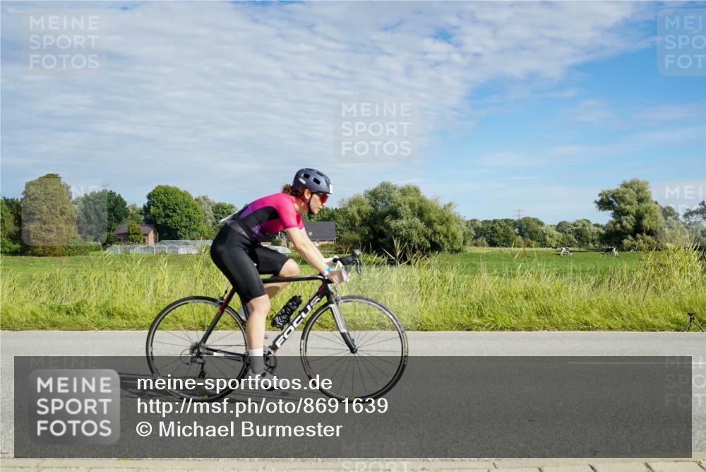 31.08.2025 - Elbe Triathlon Hamburg Michael Burmester http://msf.ph/oto/8691639 31.08.2025 10:08:37 Radfahren 805, 806, 890 meine-sportfotos.de