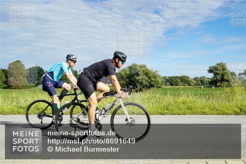 31.08.2025 - Elbe Triathlon Hamburg Michael Burmester http://msf.ph/oto/8691649 31.08.2025 10:08:53 Radfahren 405, 446, 481, 525, 574, 639, 677, 725, 801 meine-sportfotos.de