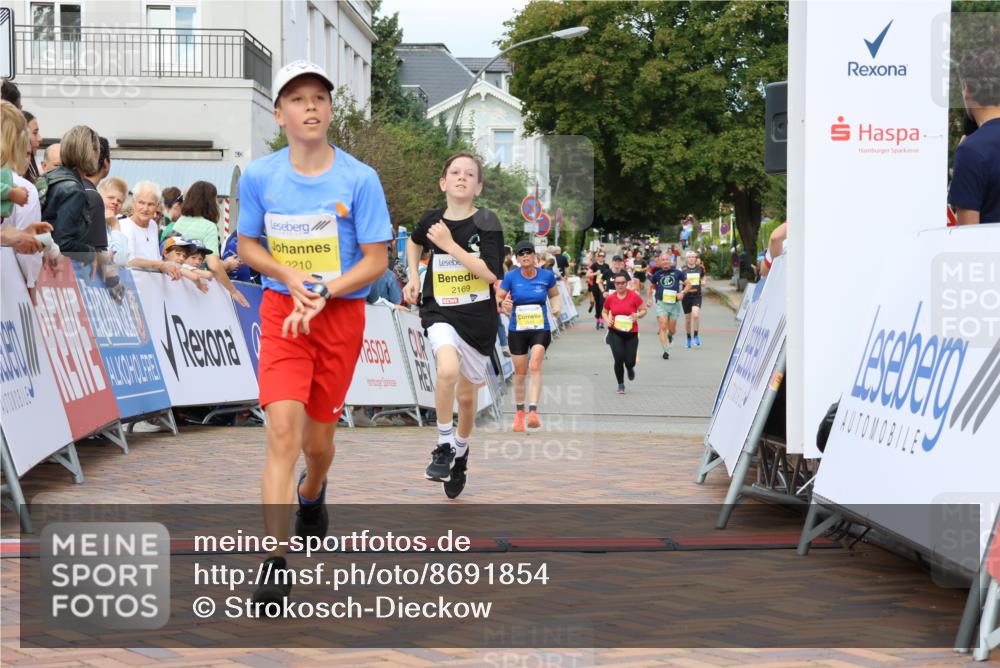31.08.2025 - 21. Blankeneser Heldenlauf Strokosch-Dieckow http://msf.ph/oto/8691854 31.08.2025 10:30:06 Ziel 2210, 2260, 2169, 2543 meine-sportfotos.de