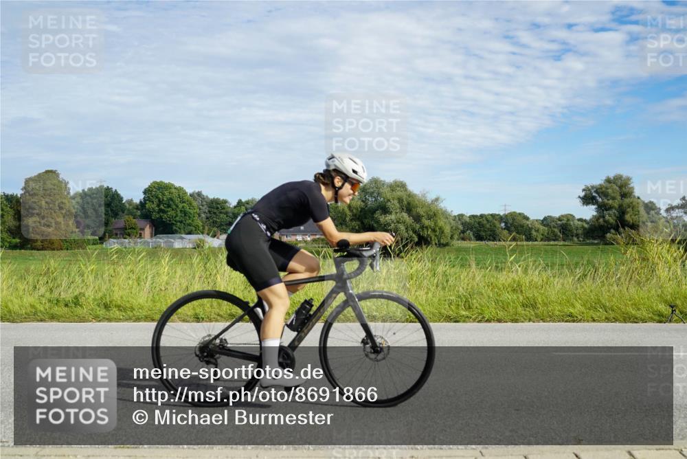 31.08.2025 - Elbe Triathlon Hamburg Michael Burmester http://msf.ph/oto/8691866 31.08.2025 10:17:38 Radfahren 820, 823, 825 meine-sportfotos.de