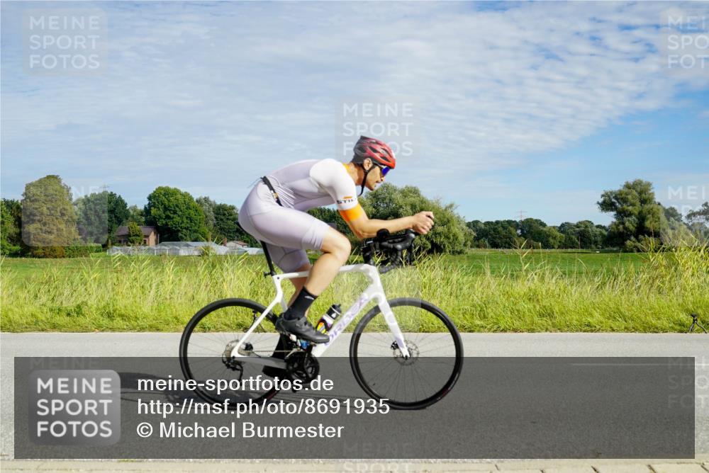 31.08.2025 - Elbe Triathlon Hamburg Michael Burmester http://msf.ph/oto/8691935 31.08.2025 10:20:25 Radfahren 726, 854, 1033 meine-sportfotos.de