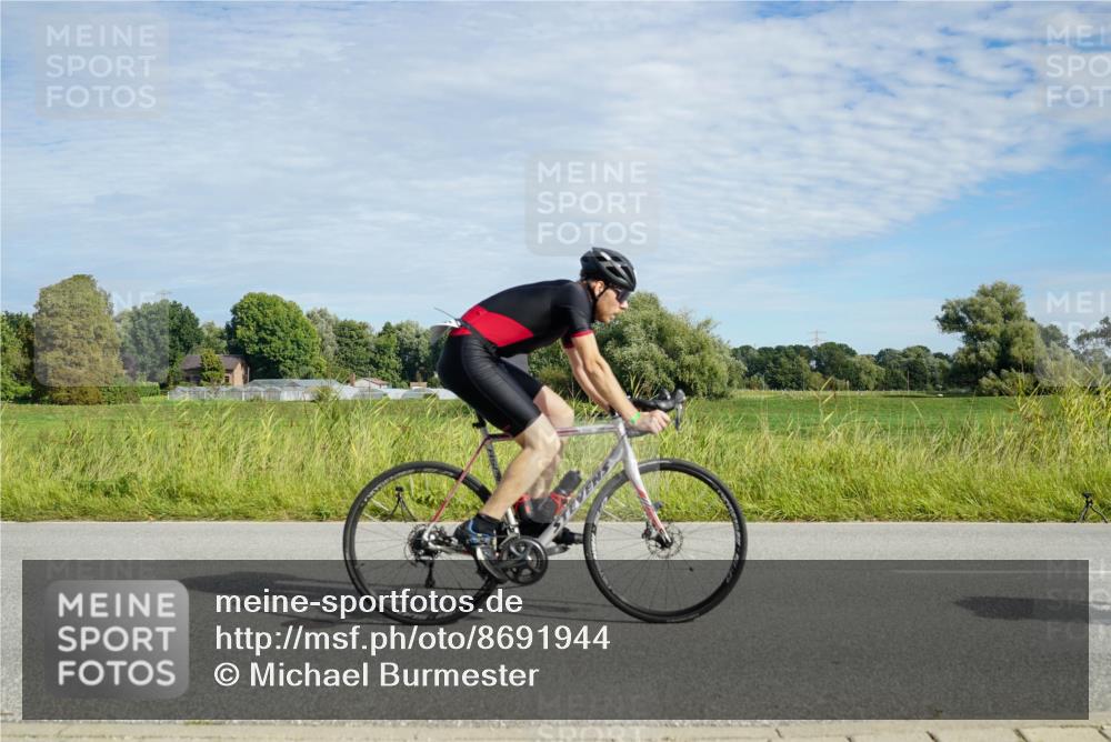 31.08.2025 - Elbe Triathlon Hamburg Michael Burmester http://msf.ph/oto/8691944 31.08.2025 10:20:45 Radfahren 564, 588, 749, 947, 968, 1012, 1023, 1045, 1078, 1100 meine-sportfotos.de