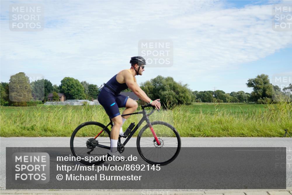 31.08.2025 - Elbe Triathlon Hamburg Michael Burmester http://msf.ph/oto/8692145 31.08.2025 10:25:46 Radfahren 692, 948, 973, 1054, 1060, 1133 meine-sportfotos.de
