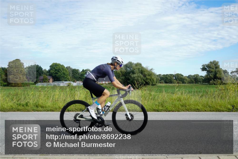 31.08.2025 - Elbe Triathlon Hamburg Michael Burmester http://msf.ph/oto/8692238 31.08.2025 10:28:58 Radfahren 833, 881, 884, 1160 meine-sportfotos.de