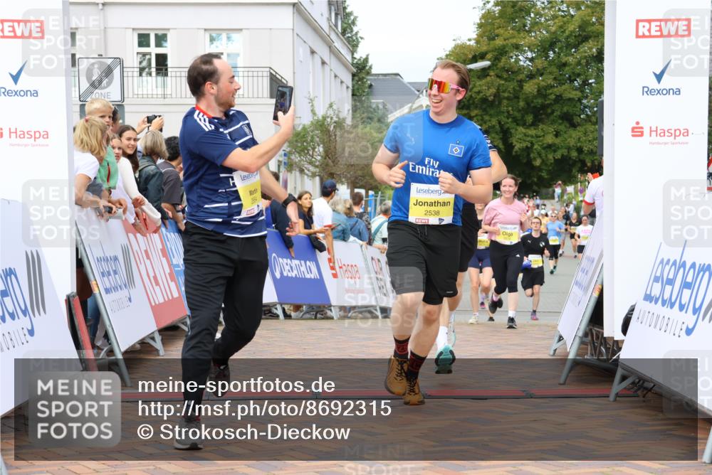 31.08.2025 - 21. Blankeneser Heldenlauf Strokosch-Dieckow http://msf.ph/oto/8692315 31.08.2025 10:29:32 Ziel 2614, 2615, 2684, 2538, 2558, 2277 meine-sportfotos.de