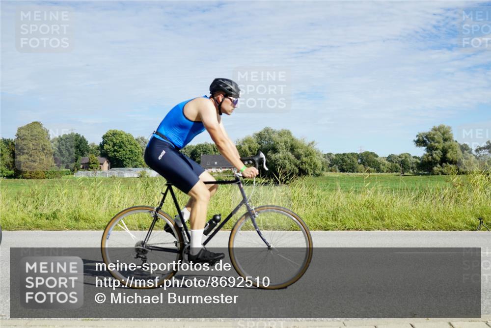 31.08.2025 - Elbe Triathlon Hamburg Michael Burmester http://msf.ph/oto/8692510 31.08.2025 10:38:09 Radfahren 879, 981, 1016, 1047, 1083 meine-sportfotos.de