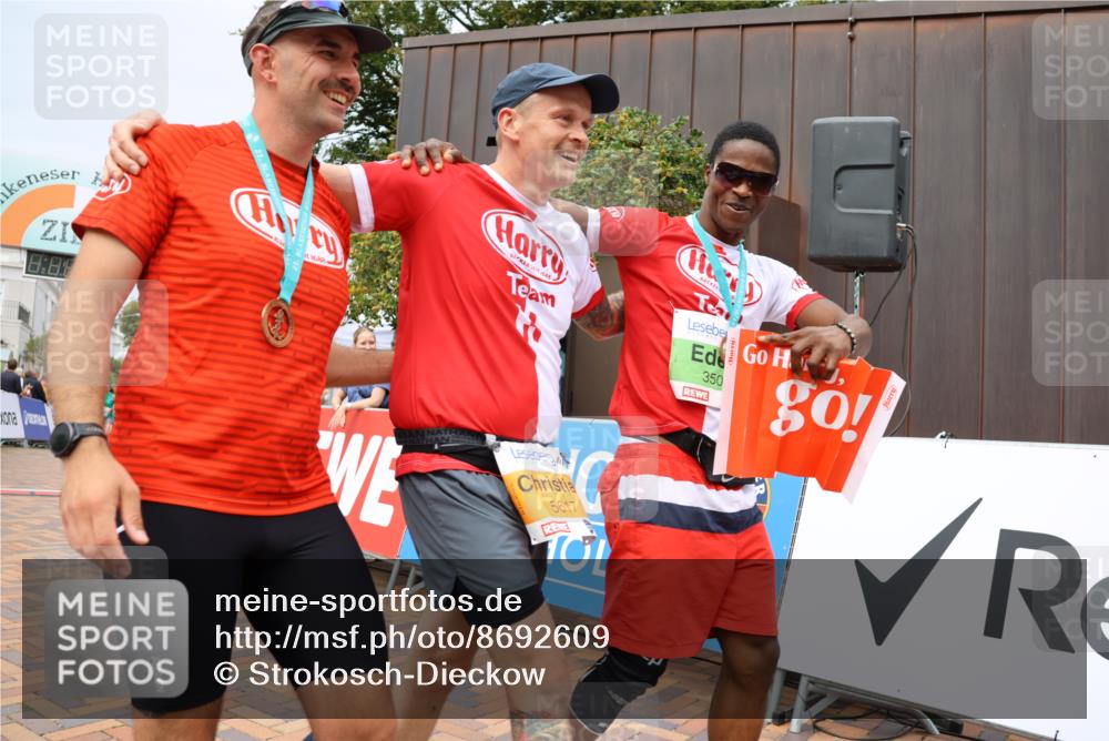 31.08.2025 - 21. Blankeneser Heldenlauf Strokosch-Dieckow http://msf.ph/oto/8692609 31.08.2025 12:37:42 Ziel 5699, 5698, 5617 meine-sportfotos.de