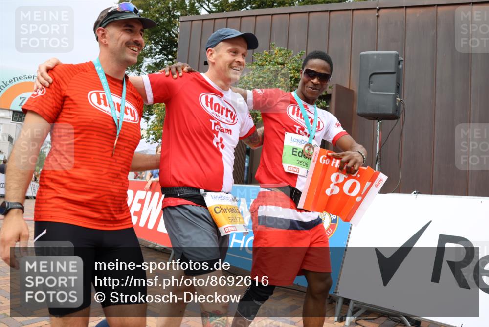 31.08.2025 - 21. Blankeneser Heldenlauf Strokosch-Dieckow http://msf.ph/oto/8692616 31.08.2025 12:37:42 Ziel 5699, 5698, 5617 meine-sportfotos.de