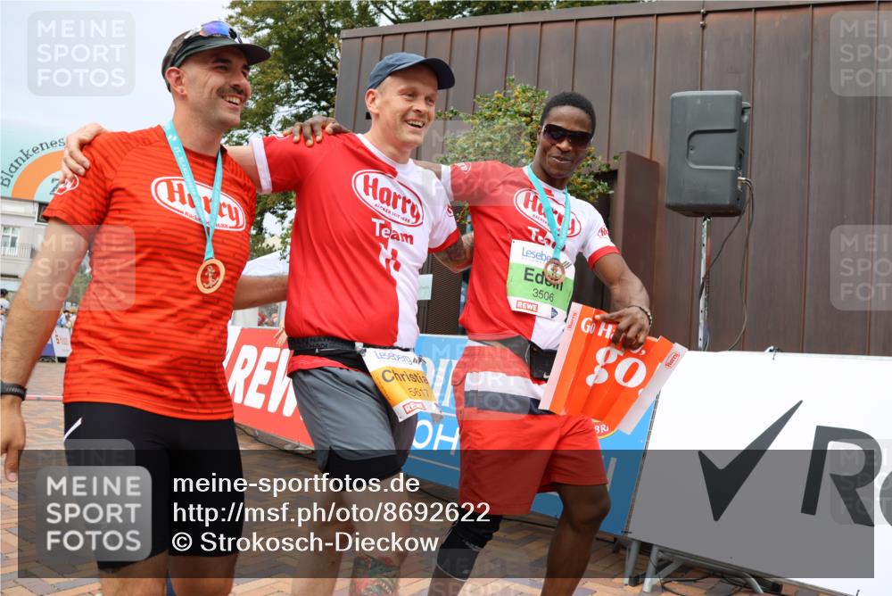 31.08.2025 - 21. Blankeneser Heldenlauf Strokosch-Dieckow http://msf.ph/oto/8692622 31.08.2025 12:37:42 Ziel 5699, 5698, 5617 meine-sportfotos.de