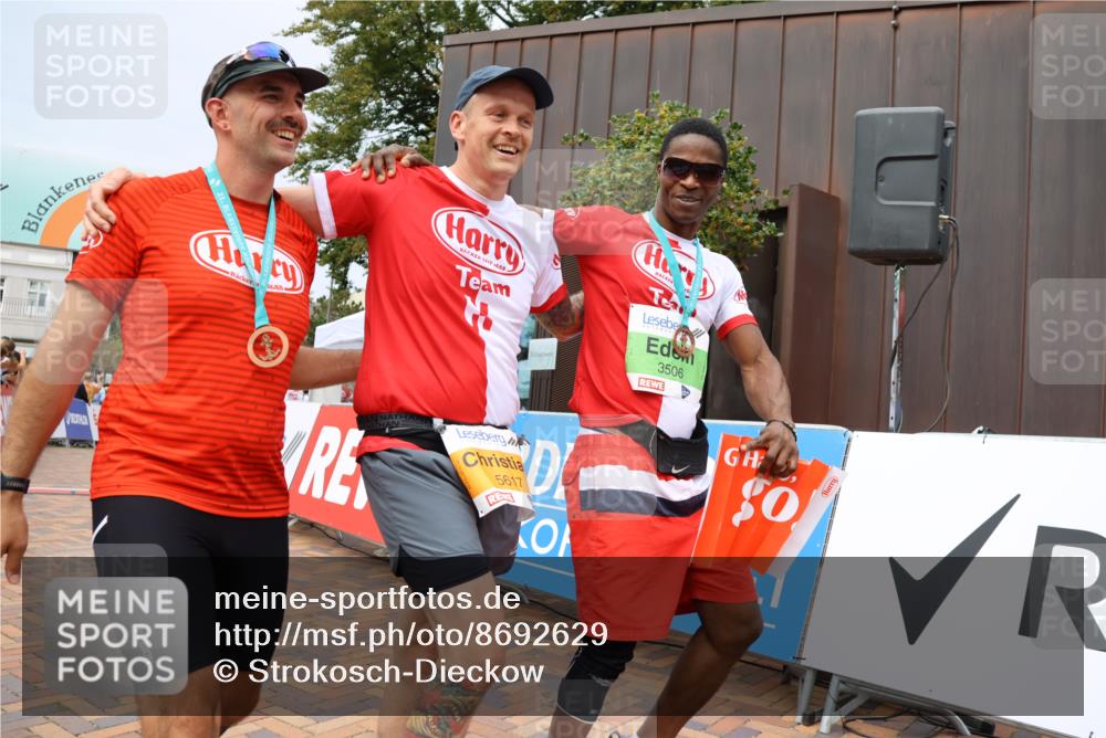31.08.2025 - 21. Blankeneser Heldenlauf Strokosch-Dieckow http://msf.ph/oto/8692629 31.08.2025 12:37:42 Ziel 5699, 5698, 5617 meine-sportfotos.de