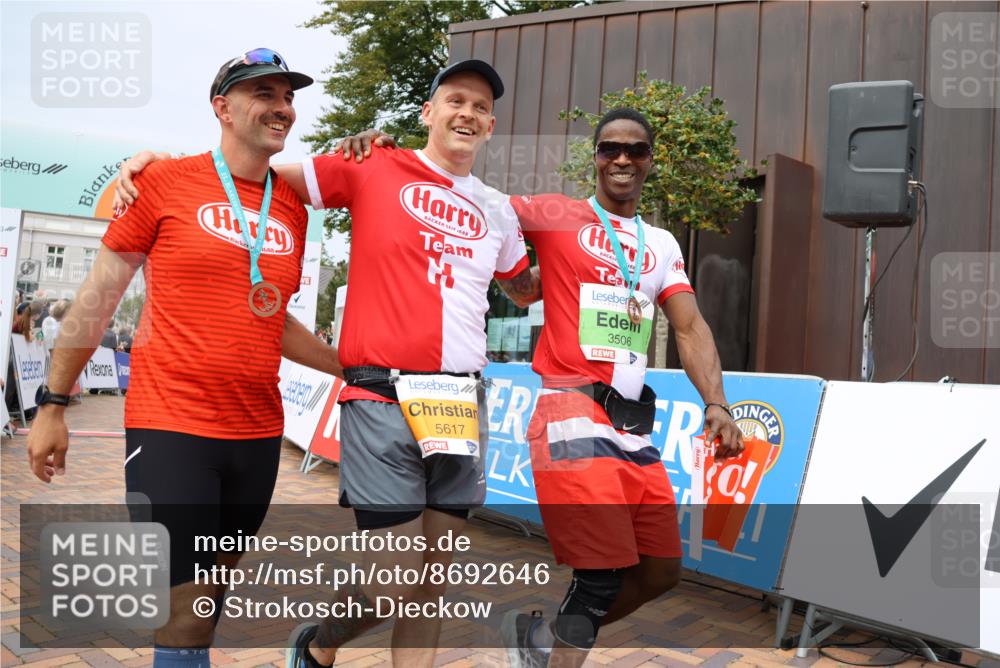 31.08.2025 - 21. Blankeneser Heldenlauf Strokosch-Dieckow http://msf.ph/oto/8692646 31.08.2025 12:37:42 Ziel 5699, 5698, 5617 meine-sportfotos.de