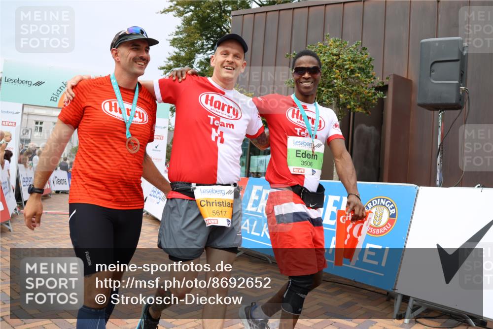 31.08.2025 - 21. Blankeneser Heldenlauf Strokosch-Dieckow http://msf.ph/oto/8692652 31.08.2025 12:37:42 Ziel 5699, 5698, 5617 meine-sportfotos.de