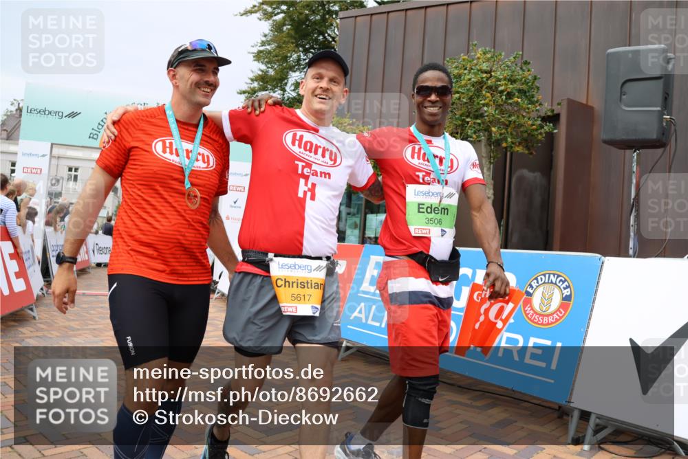 31.08.2025 - 21. Blankeneser Heldenlauf Strokosch-Dieckow http://msf.ph/oto/8692662 31.08.2025 12:37:42 Ziel 5699, 5698, 5617 meine-sportfotos.de