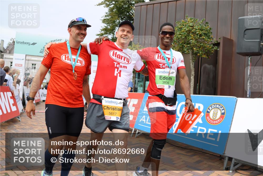 31.08.2025 - 21. Blankeneser Heldenlauf Strokosch-Dieckow http://msf.ph/oto/8692669 31.08.2025 12:37:42 Ziel 5699, 5698, 5617 meine-sportfotos.de