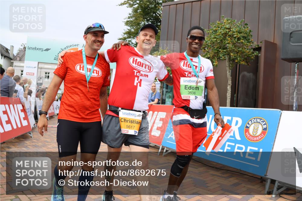 31.08.2025 - 21. Blankeneser Heldenlauf Strokosch-Dieckow http://msf.ph/oto/8692675 31.08.2025 12:37:42 Ziel 5699, 5698, 5617 meine-sportfotos.de