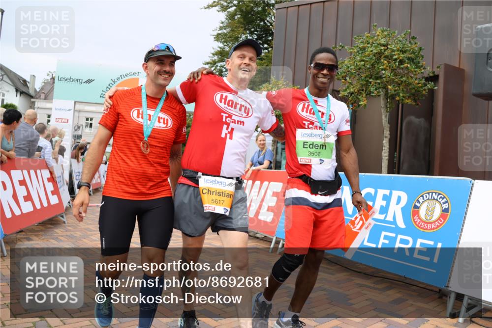 31.08.2025 - 21. Blankeneser Heldenlauf Strokosch-Dieckow http://msf.ph/oto/8692681 31.08.2025 12:37:42 Ziel 5699, 5698, 5617 meine-sportfotos.de