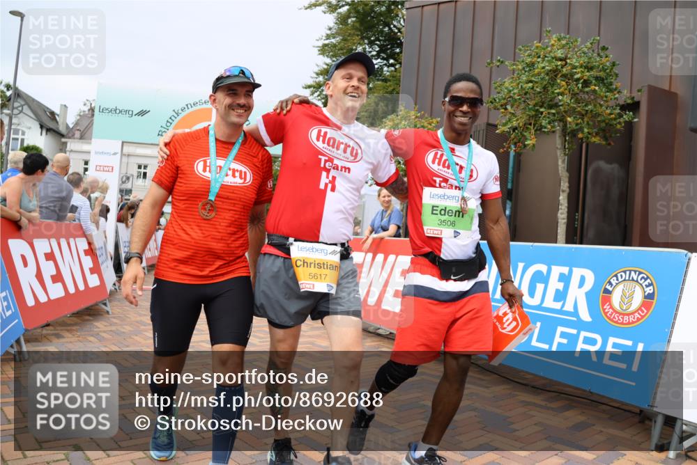 31.08.2025 - 21. Blankeneser Heldenlauf Strokosch-Dieckow http://msf.ph/oto/8692688 31.08.2025 12:37:42 Ziel 5699, 5698, 5617 meine-sportfotos.de