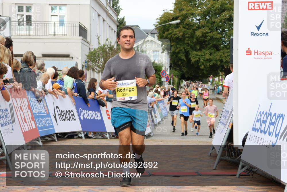 31.08.2025 - 21. Blankeneser Heldenlauf Strokosch-Dieckow http://msf.ph/oto/8692692 31.08.2025 10:28:48 Ziel 2346, 2697, 2700, 2387 meine-sportfotos.de