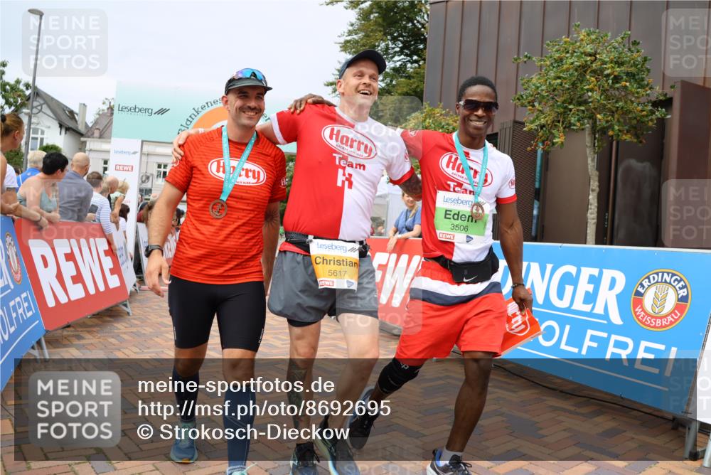 31.08.2025 - 21. Blankeneser Heldenlauf Strokosch-Dieckow http://msf.ph/oto/8692695 31.08.2025 12:37:42 Ziel 5699, 5698, 5617 meine-sportfotos.de