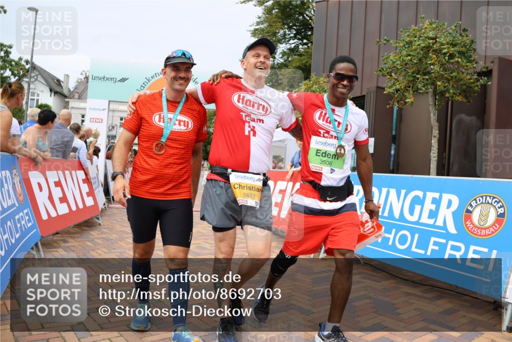 31.08.2025 - 21. Blankeneser Heldenlauf Strokosch-Dieckow http://msf.ph/oto/8692703 31.08.2025 12:37:42 Ziel 5699, 5698, 5617 meine-sportfotos.de