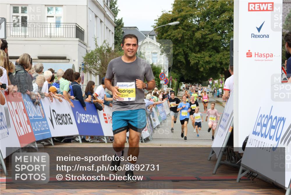 31.08.2025 - 21. Blankeneser Heldenlauf Strokosch-Dieckow http://msf.ph/oto/8692731 31.08.2025 10:28:48 Ziel 2346, 2697, 2700, 2387 meine-sportfotos.de