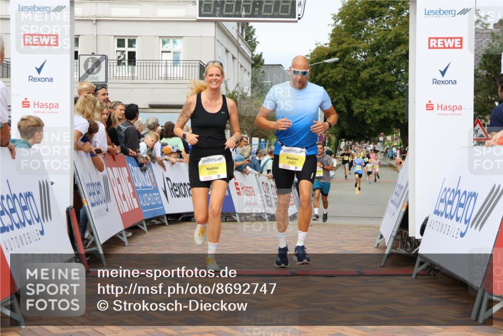 31.08.2025 - 21. Blankeneser Heldenlauf Strokosch-Dieckow http://msf.ph/oto/8692747 31.08.2025 10:28:43 Ziel 2346, 2697, 2700, 2351, 2687 meine-sportfotos.de