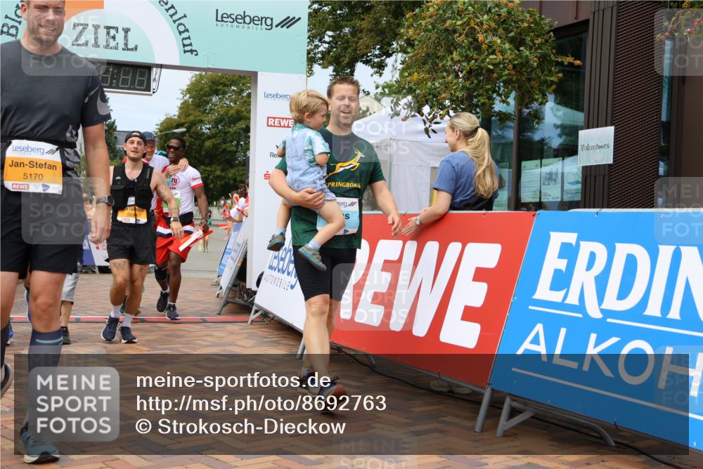 31.08.2025 - 21. Blankeneser Heldenlauf Strokosch-Dieckow http://msf.ph/oto/8692763 31.08.2025 12:37:36 Ziel 5170, 5265, 5699, 5698, 5617, 4175 meine-sportfotos.de