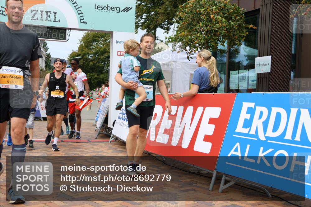 31.08.2025 - 21. Blankeneser Heldenlauf Strokosch-Dieckow http://msf.ph/oto/8692779 31.08.2025 12:37:36 Ziel 5170, 5265, 5699, 5698, 5617, 4175 meine-sportfotos.de