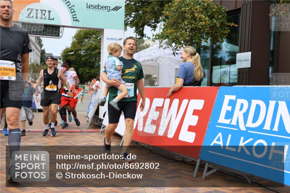 31.08.2025 - 21. Blankeneser Heldenlauf Strokosch-Dieckow http://msf.ph/oto/8692802 31.08.2025 12:37:35 Ziel 5170, 5361, 5265, 5699, 5698, 5617, 4175 meine-sportfotos.de