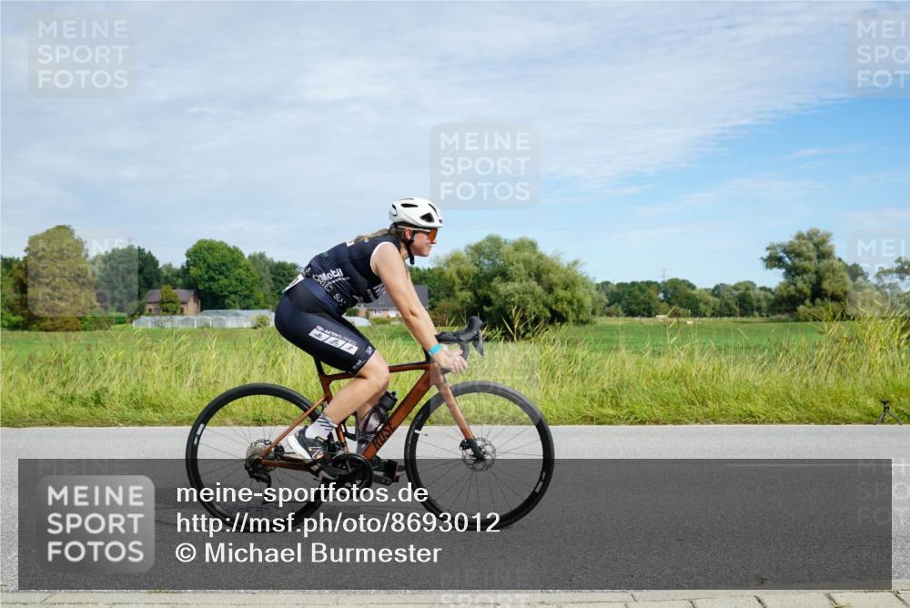 31.08.2025 - Elbe Triathlon Hamburg Michael Burmester http://msf.ph/oto/8693012 31.08.2025 10:55:49 Radfahren 877, 1298, 1400, 1462 meine-sportfotos.de