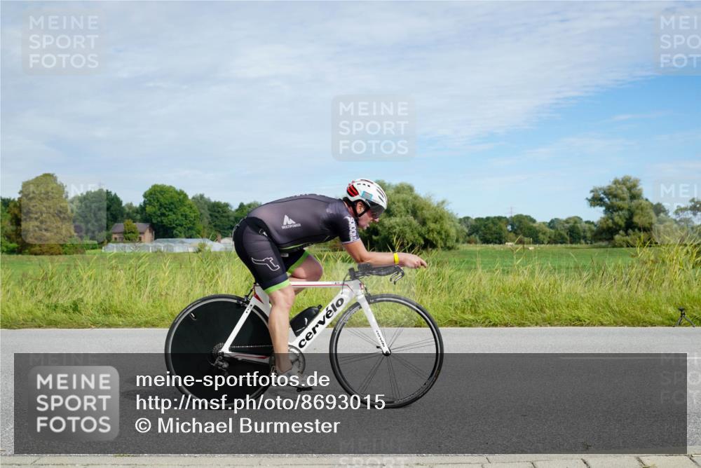 31.08.2025 - Elbe Triathlon Hamburg Michael Burmester http://msf.ph/oto/8693015 31.08.2025 10:55:52 Radfahren 877, 1298, 1400, 1443 meine-sportfotos.de