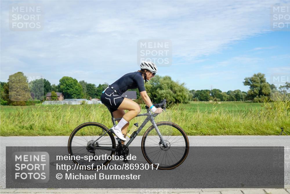 31.08.2025 - Elbe Triathlon Hamburg Michael Burmester http://msf.ph/oto/8693017 31.08.2025 10:55:56 Radfahren 877, 1298, 1443, 1476 meine-sportfotos.de