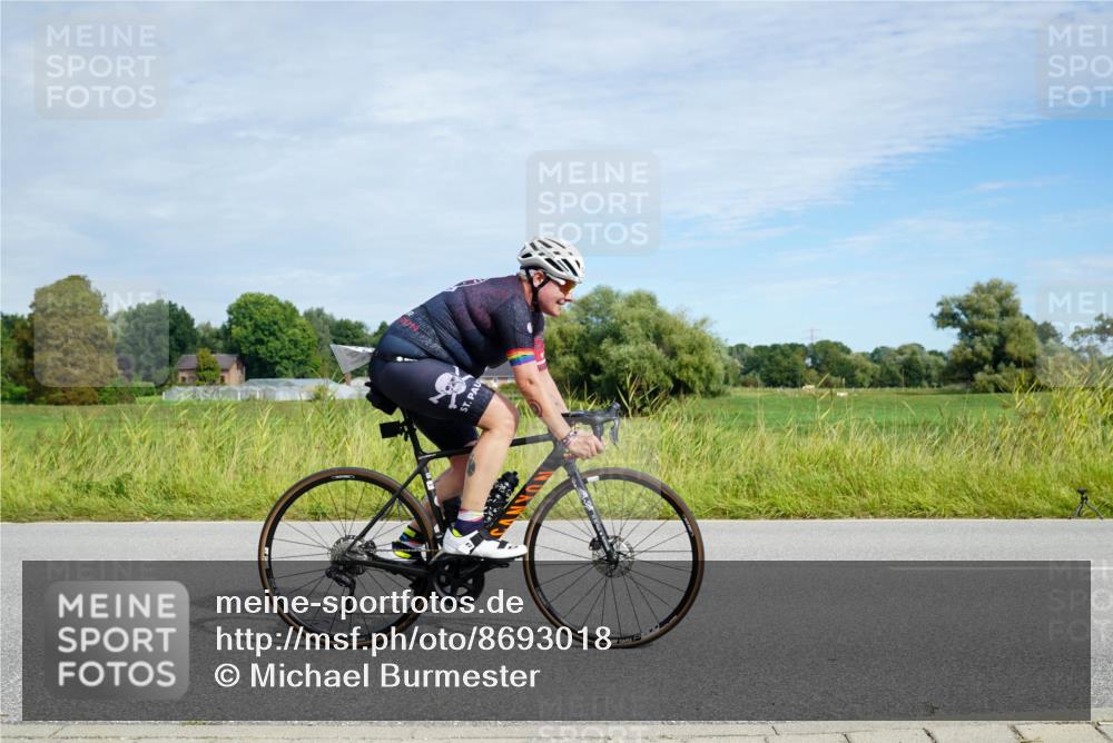 31.08.2025 - Elbe Triathlon Hamburg Michael Burmester http://msf.ph/oto/8693018 31.08.2025 10:55:58 Radfahren 877, 1443, 1476, 1607 meine-sportfotos.de