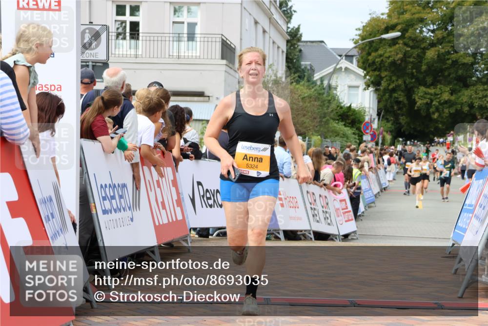 31.08.2025 - 21. Blankeneser Heldenlauf Strokosch-Dieckow http://msf.ph/oto/8693035 31.08.2025 12:37:18 Ziel 5409, 5324 meine-sportfotos.de