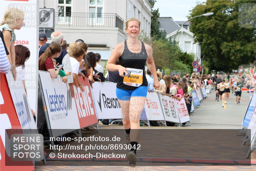 31.08.2025 - 21. Blankeneser Heldenlauf Strokosch-Dieckow http://msf.ph/oto/8693042 31.08.2025 12:37:18 Ziel 5409, 5324 meine-sportfotos.de