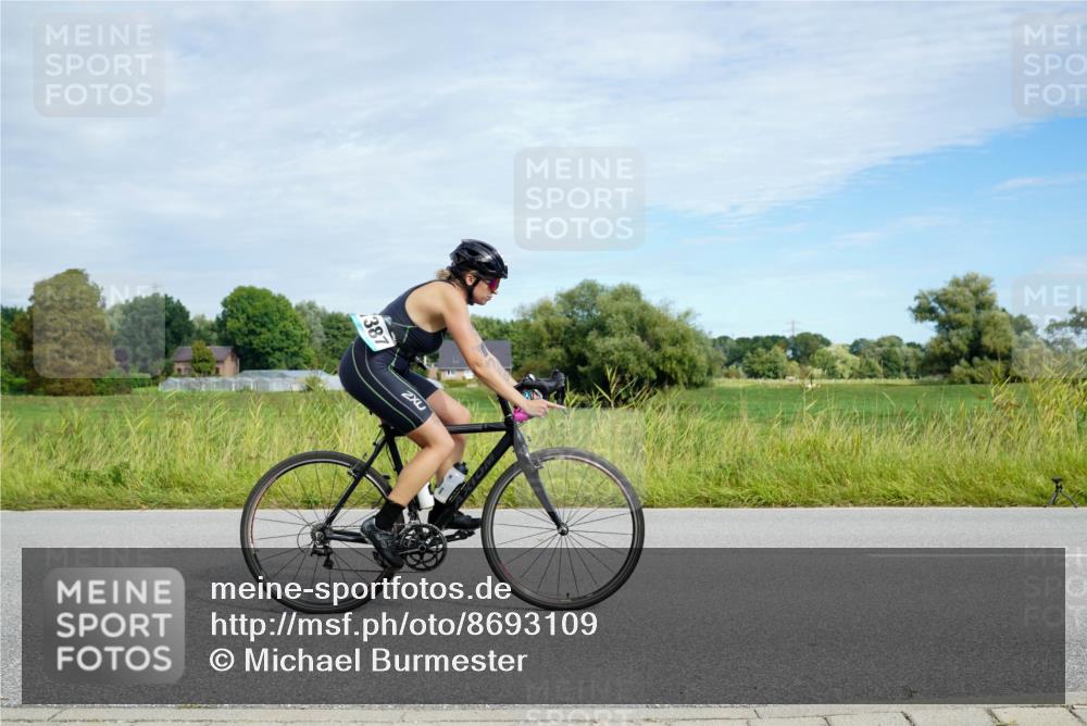 31.08.2025 - Elbe Triathlon Hamburg Michael Burmester http://msf.ph/oto/8693109 31.08.2025 10:58:58 Radfahren 1327, 1387, 1394 meine-sportfotos.de