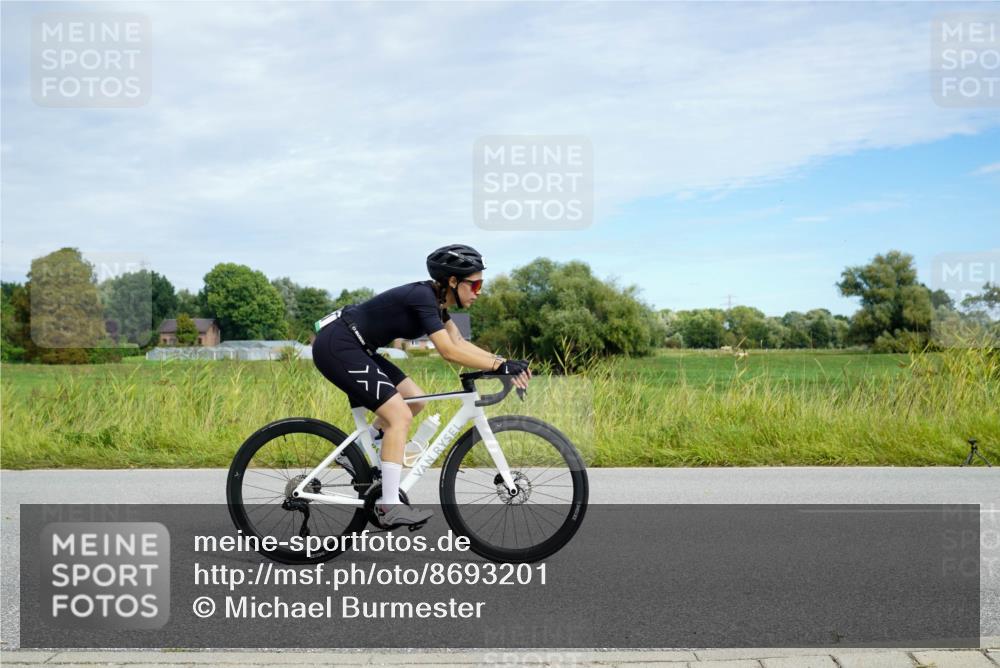 31.08.2025 - Elbe Triathlon Hamburg Michael Burmester http://msf.ph/oto/8693201 31.08.2025 11:02:42 Radfahren 401, 1332, 1512 meine-sportfotos.de