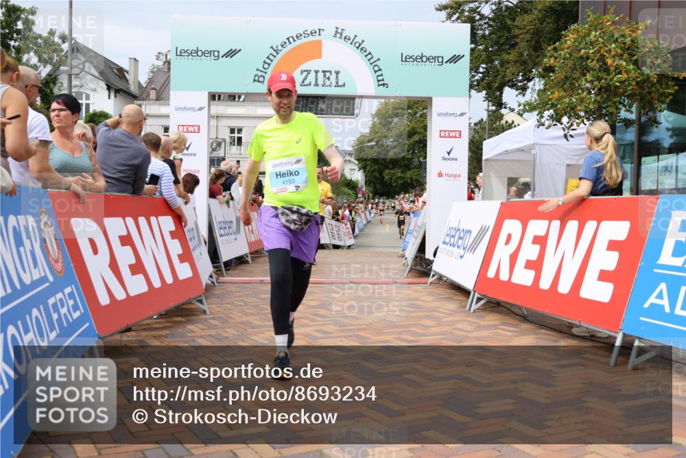 31.08.2025 - 21. Blankeneser Heldenlauf Strokosch-Dieckow http://msf.ph/oto/8693234 31.08.2025 12:37:04 Ziel 5267, 5501, 4153, 4365 meine-sportfotos.de