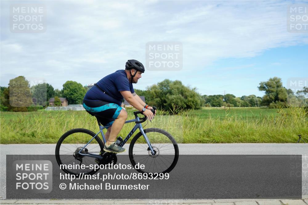 31.08.2025 - Elbe Triathlon Hamburg Michael Burmester http://msf.ph/oto/8693299 31.08.2025 11:06:59 Radfahren 952, 1172, 1333, 1561 meine-sportfotos.de