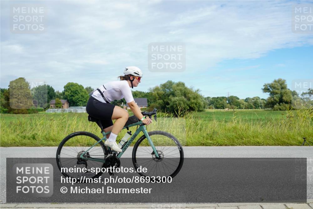 31.08.2025 - Elbe Triathlon Hamburg Michael Burmester http://msf.ph/oto/8693300 31.08.2025 11:07:04 Radfahren 952, 1477, 1556, 1561, 1618 meine-sportfotos.de