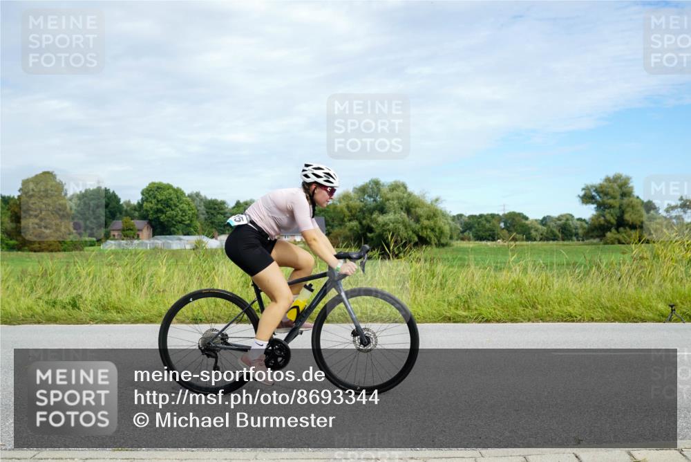 31.08.2025 - Elbe Triathlon Hamburg Michael Burmester http://msf.ph/oto/8693344 31.08.2025 11:09:09 Radfahren 1513, 1515 meine-sportfotos.de