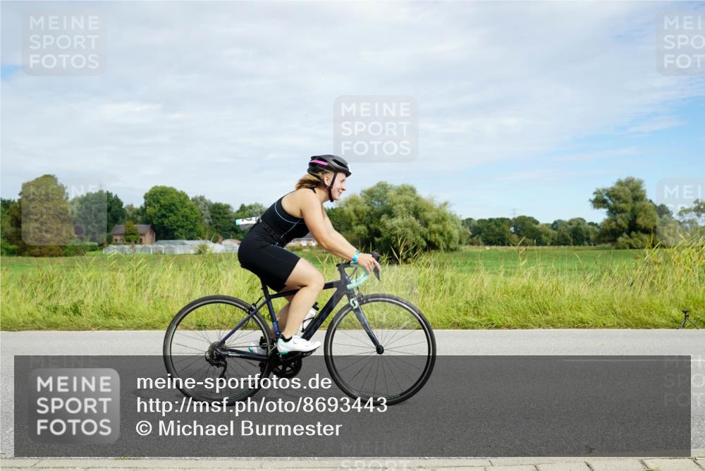 31.08.2025 - Elbe Triathlon Hamburg Michael Burmester http://msf.ph/oto/8693443 31.08.2025 11:13:52 Radfahren 1392, 1405 meine-sportfotos.de