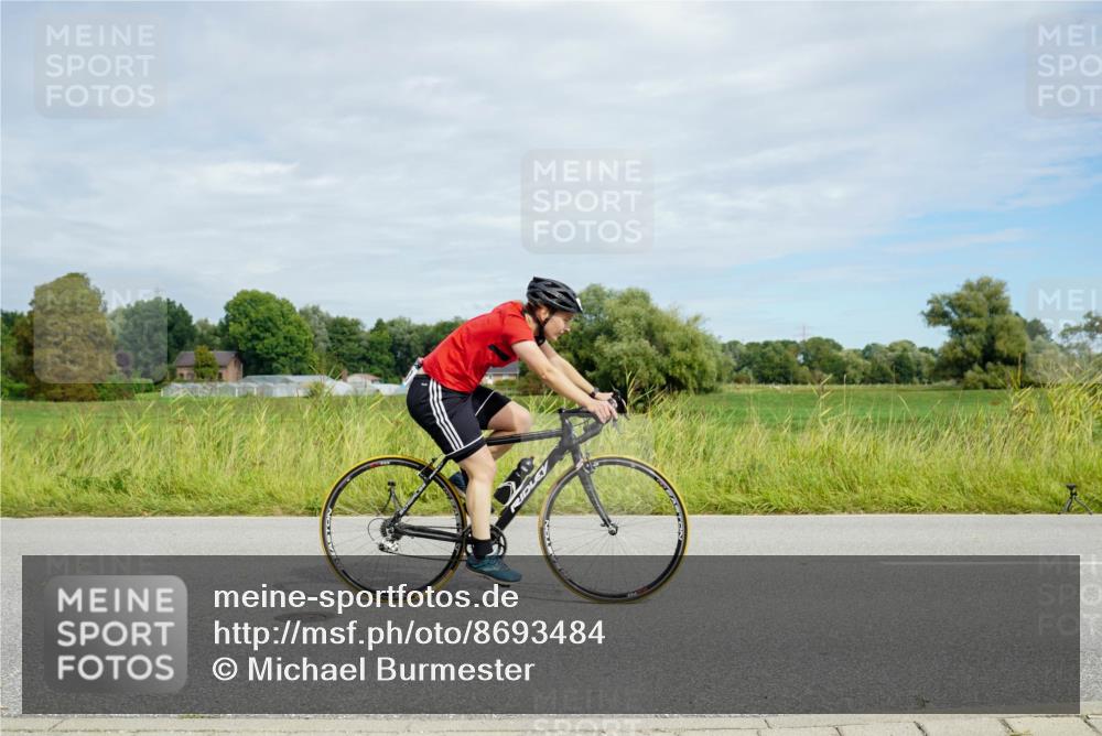 31.08.2025 - Elbe Triathlon Hamburg Michael Burmester http://msf.ph/oto/8693484 31.08.2025 11:16:02 Radfahren 1353, 1358 meine-sportfotos.de