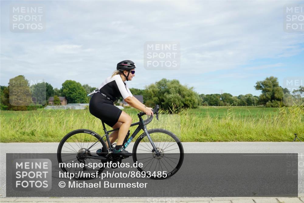 31.08.2025 - Elbe Triathlon Hamburg Michael Burmester http://msf.ph/oto/8693485 31.08.2025 11:16:02 Radfahren 1353, 1358 meine-sportfotos.de