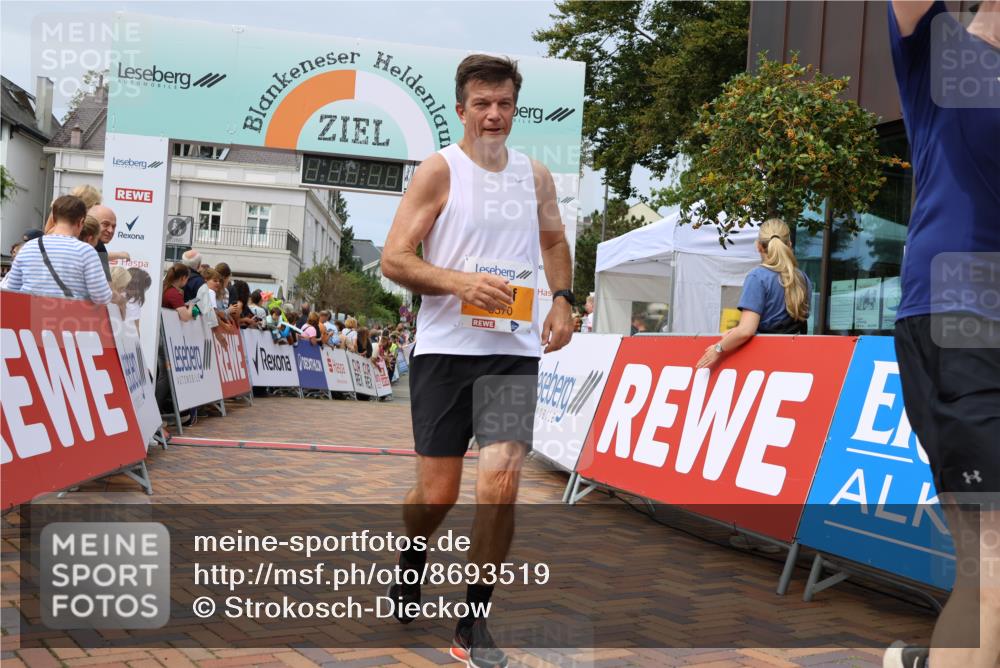 31.08.2025 - 21. Blankeneser Heldenlauf Strokosch-Dieckow http://msf.ph/oto/8693519 31.08.2025 12:36:25 Ziel 5308, 5279, 5147, 5570 meine-sportfotos.de