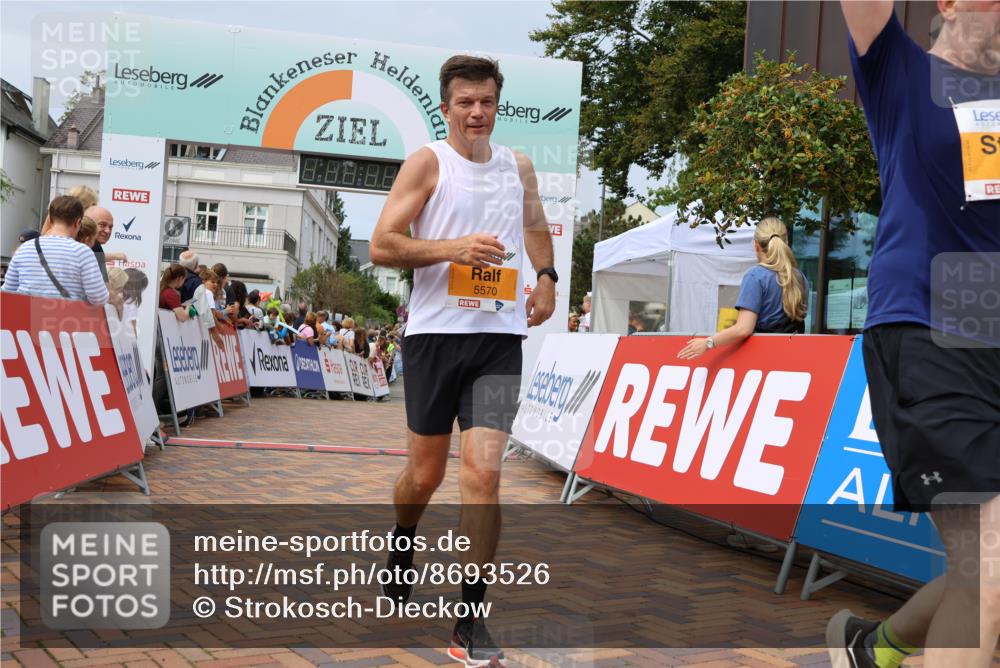 31.08.2025 - 21. Blankeneser Heldenlauf Strokosch-Dieckow http://msf.ph/oto/8693526 31.08.2025 12:36:25 Ziel 5308, 5279, 5147, 5570 meine-sportfotos.de