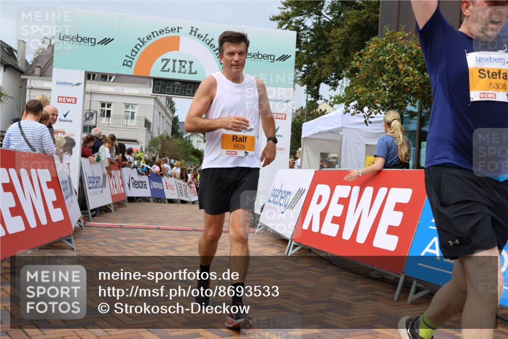 31.08.2025 - 21. Blankeneser Heldenlauf Strokosch-Dieckow http://msf.ph/oto/8693533 31.08.2025 12:36:25 Ziel 5308, 5279, 5147, 5570 meine-sportfotos.de