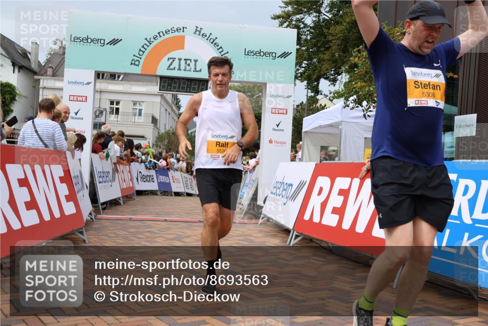 31.08.2025 - 21. Blankeneser Heldenlauf Strokosch-Dieckow http://msf.ph/oto/8693563 31.08.2025 12:36:24 Ziel 5308, 5279, 5147, 5570 meine-sportfotos.de